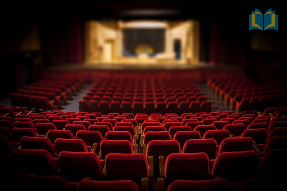 Zdjęcie: Scena teatru widziana z daleka. Czerwone fotele.